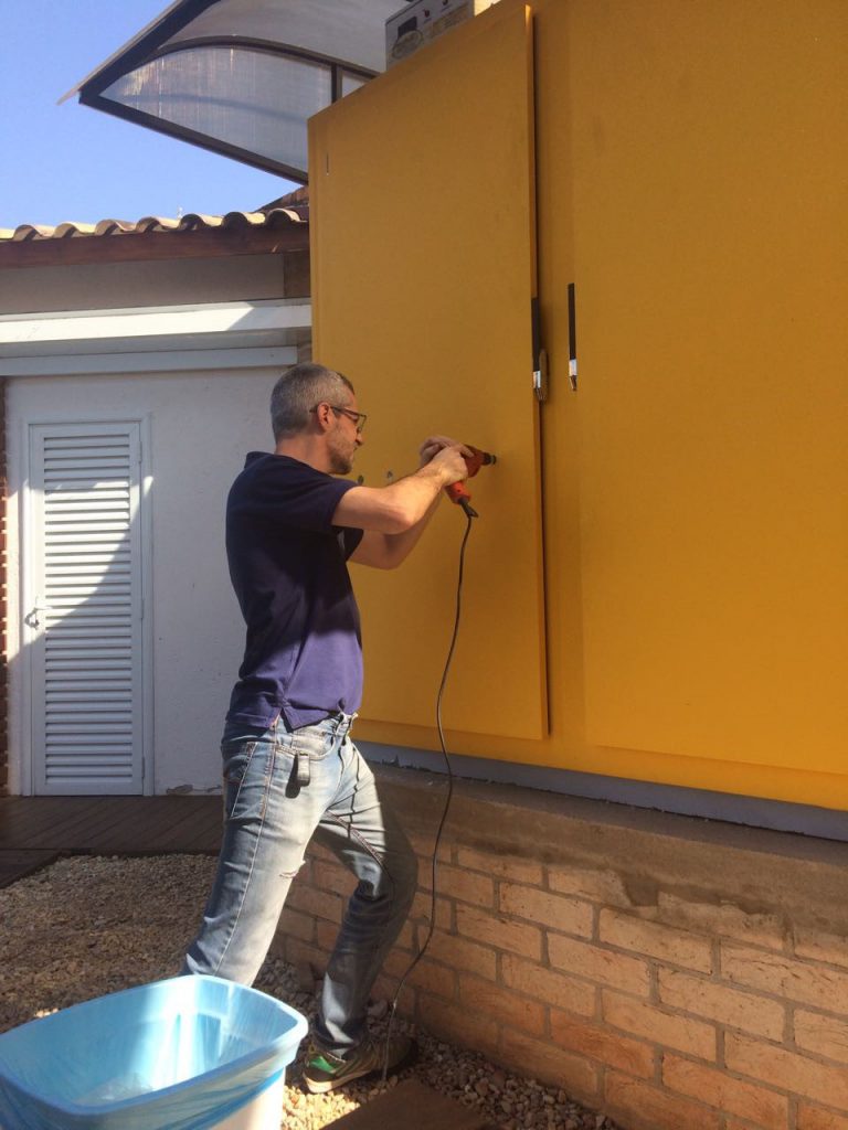 homem furando porta do kegerator